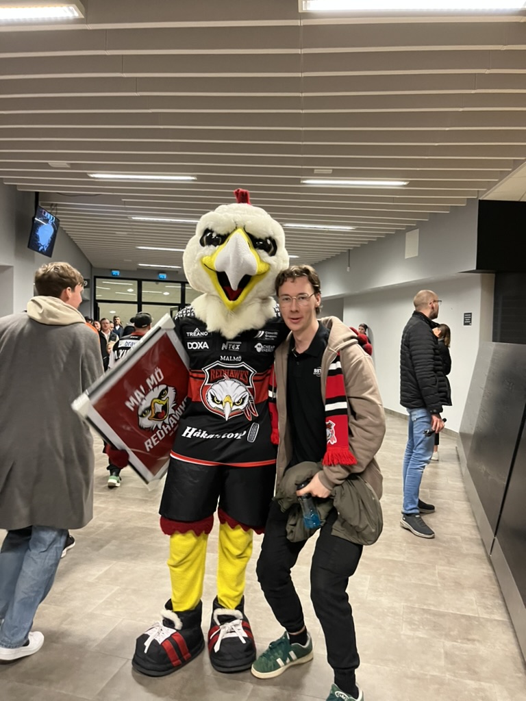 Aaron at a Malmö Redhawks game